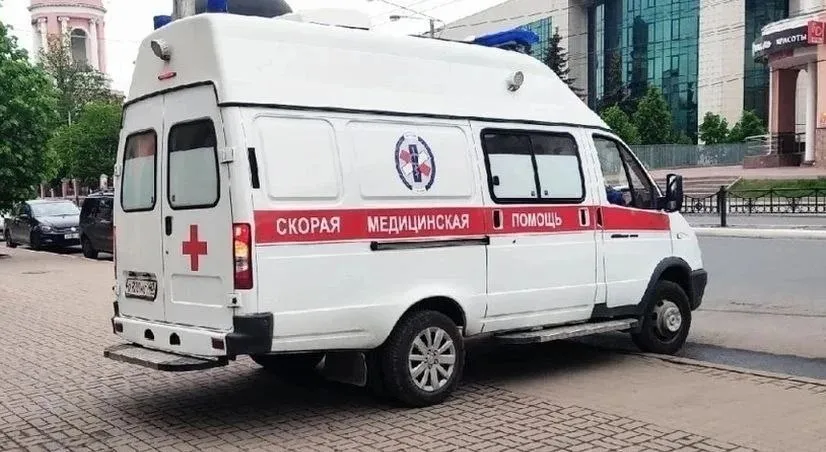 В Калуге 48 летний житель нанес семь ножевых ранений фельдшеру скорой помощи когда бригада прибыла на место по вызову Покушение на убийство как сообщает прокуратура совершено сегодня Благодаря сопротивлению и своевременному оказанию медпомощи мужчина остался жив Нападавший при попытке задержания оказал сопротивление прибывшим на место полицейским По данным фактам возбуждены уголовные дела Контроль за расследованием взял на себя прокурор Калужской области Константин Жиляков Наш канал в MAX   max ru id4025080502 biz