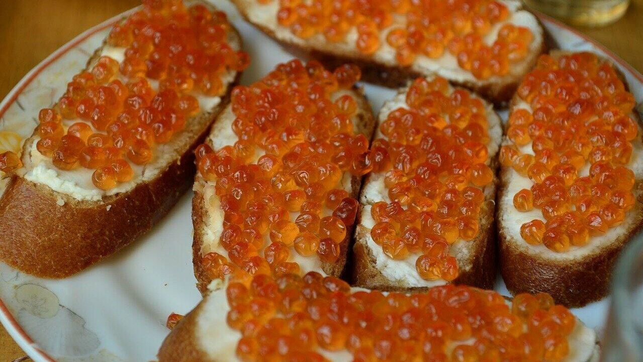 Мошенники на фоне новогоднего ажиотажа продают россиянам икорный суп или подделку вместо икры заманивая жертву дешевой ценой рассказал РИА Новости президент Всероссийской ассоциации рыбохозяйственных предприятий предпринимателей и экспортеров ВАРПЭ Герман Зверев К сожалению новогодний ажиотаж вокруг красной икры привлекает большое внимание аферистов которые пытаются нажиться на желании россиян купить главный атрибут новогоднего стола подешевле В результате обманутые покупатели получают в лучшем случае фальсификат или икорный суп икру с добавлением воды и других консервантов для увеличения объема а в худшем подделку поделился он Президент ВАРПЭ порекомендовал россиянам не поддаваться на провокации о якобы неминуемом росте цен на икру к Новому году и следить за акциями проверенных продавцов вместо того чтобы искать выгодные предложения в мессенджерах и социальных сетях