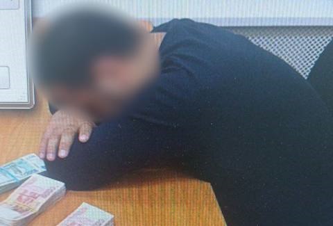 В Евпатории мужчина пытался дать сотруднику ФСБ взятку в 1 8 млн рублей Горожанин опасался привлечения к уголовной ответственности за то что фиктивно регистрировал иностранцев Поэтому крымчанин предложил сотруднику ФСБ 1 8 млн рублей в качестве взятки В момент передачи денег жителя Евпатории задержали Его могут посадить на 15 лет Подписывайся на truekpcrimea