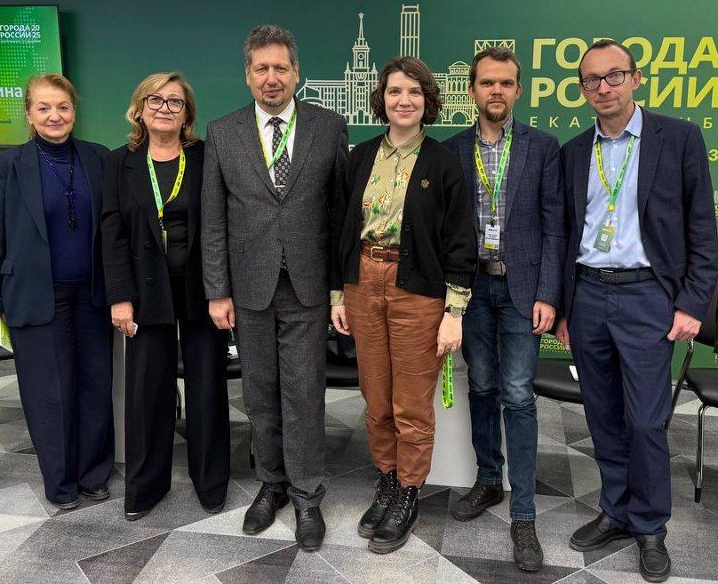 Президентская академия обсудила формирование ядра урбанистического образования На IX Общероссийском форуме стратегического развития Города России организованного при поддержке Президентской академии обсудили актуальные вопросы интеграции урбанистики в образовательные программы развитие междисциплинарного подхода подготовку специалистов для современных городов Владимир Климанов директор Центра региональной политики Академии модерировал круглый стол Урбанистика как учебная дисциплина где эксперты поделились опытом и видением подготовки современных специалистов для городов Основные темы обсуждения место урбанистики в системе высшего образования как отдельная дисциплина или полноценная образовательная программа системный подход к городу как основа для подготовки управленцев и экономистов проблема разрыва между классическим образованием и актуальными требованиями городской практики кадровый дефицит в регионах и пути его преодоления формирование ядра знаний современного урбаниста сочетающего классические дисциплины управленческие навыки и ценностные ориентиры важность создания профессионального сообщества и платформ для обмена опытом между выпускниками и практиками ranepaexpertise Академия Наука