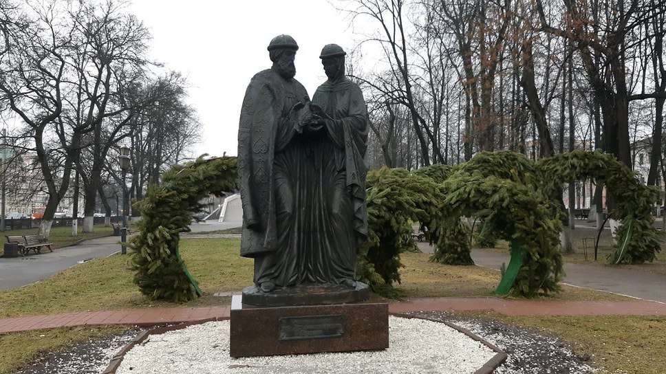 В Ярославле в 2026 году перенесут памятник Петр и Феврония Муромские с Первомайского бульвара Это связано с планами обустроить на этом месте детскую площадку На работы выделят 41 2 млн руб Место куда переместят памятник пока не указано Фото Яндекс Еще больше новостей в Telegram канале Ъ Ярославль