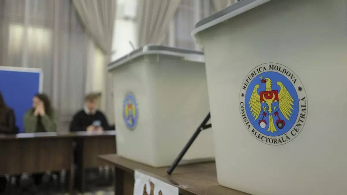 Парламентские выборы обойдутся в 162 млн леев Анжела Караман, глава ЦИК, сообщила что на выборы 28 сентября будут потрачены 162 млн леев, из них более 70% — на выплаты избирательным чиновникам. Сумма на 10% меньше изначального запроса. Остальные деньги пойдут на связь, канцтовары и материалы. Кампания стартует 29 августа, регистрация кандидатов — в конце июля.