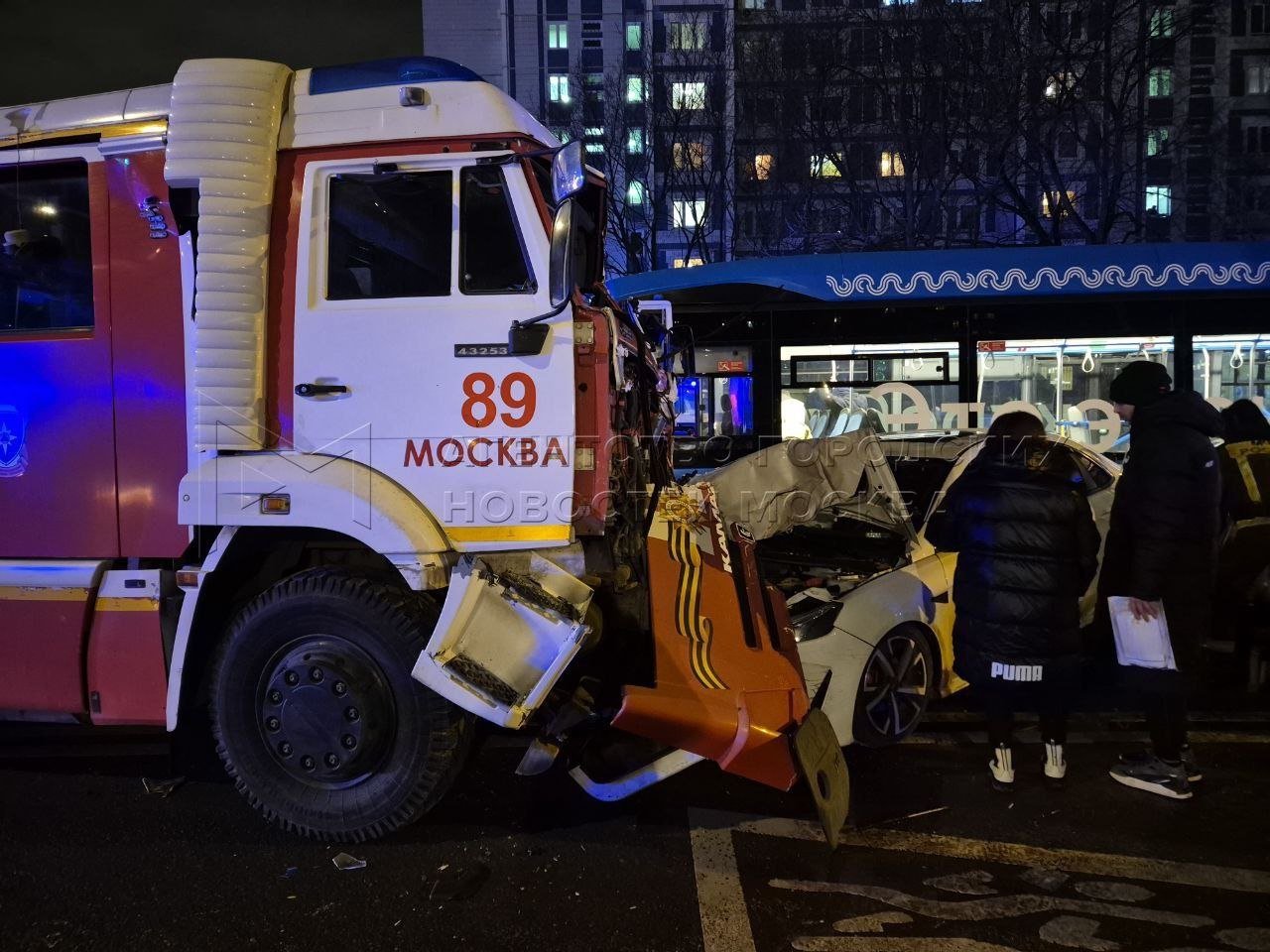 Больше 10 человек пострадали в результате массового ДТП в Марьино. По уточненным данным, столкнулись пожарная автоцистерна, автобус, электробус и три легковушки.  Upd. По данным ГАИ, пострадали 10 человек. Водитель грузовика проехал перекресток на красный, где столкнулся с общественным транспортом и стоящими на светофоре автомобилями. На место ДТП вылетел вертолет Московского авиацентра.     «Москва»