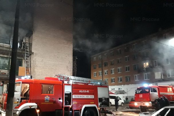 Петербуржец пострадал во время жарки шашлыка в квартире. Теперь комнат для жилья меньше Как стало известно 47news, накануне вечером из квартиры на площади Льва Мациевича в Петербурге в состоянии средней тяжести госпитализировали 38-летнего мужчину. По предварительным данным, гражданин, будучи не самым трезвым, жарил дома шашлык. Медики диагностировали ожог пламенем руки I степени и другие повреждения. В ГУ МЧС по Петербургу сообщили, что сигнал о пожаре поступил во вторник в 19:53. Огнем охватило 10 квадратов в коридоре. Пожар ликвидирован к 20:34. ГУ МЧС по Ленобласти, архив