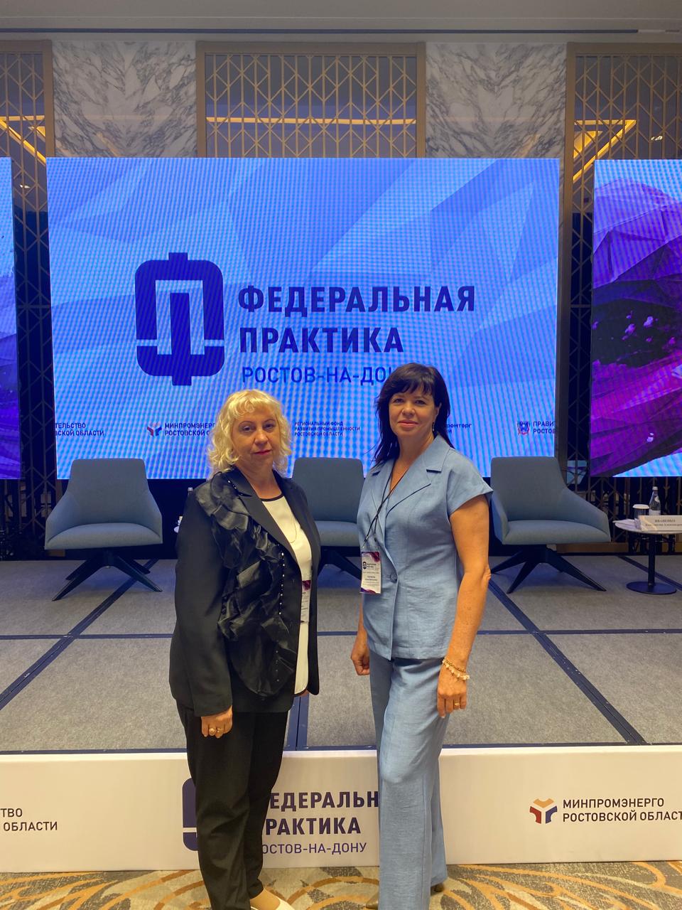 Представители Курганинского района принялиучастие в стажировке по программе Федеральная практика вгороде Ростове на Дону Стажировка организованаМинпромторгом России для специалистоврегиональных органов исполнительной власти институтов развития промышленныхпредприятий Южного федерального округа и исторических регионов страны Цельюстажировки в этом году является знакомство ее участников с национальными проектамитехнологического лидерства и мерами государственной поддержки направленнымина развитие промышленного потенциала Южного федерального округа и историческихрегионов Особое внимание уделено обмену опытом лучшимипрактиками по выполнению Планов мероприятий направленных на развитиепромышленного потенциала регионов Южного федерального округа на 2025 2027годы