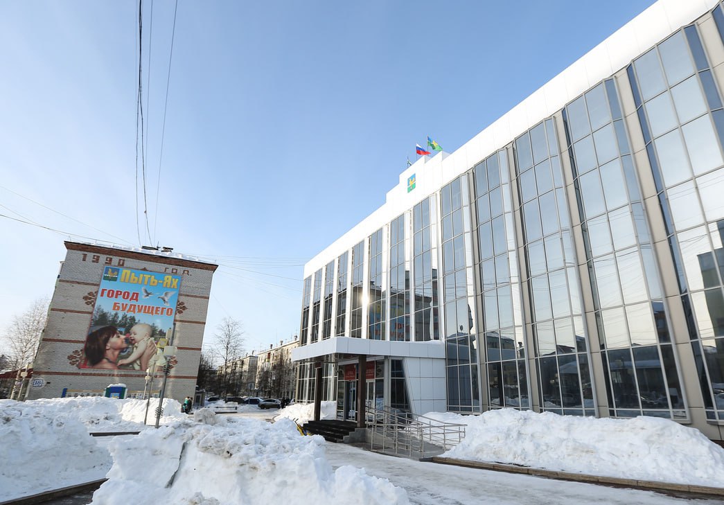 Выборы нового мэра Пыть-Яха  ХМАО  пройдут в середине мая. Сразу же после скоропостижной отставки мэра Горбунова начались консультации по поводу кандидатуры сменщика и отбор членов комиссии выборщиков  четыре человека от муниципалитета и столько же от округа . Заседание думы будет назначено в ближайшие дни.  По данным источников «Погон», предварительный шорт-лист кандидатов на пост мэра уже готовится. Депутаты должны выбрать нового главу муниципалитета не позднее, чем через полгода после отставки старого. Объявить конкурс должны не позднее, чем за 20 дней до процедуры избрания. «Затягивать не собираются. Оставлять город на растерзание кланов в короткий сезон ремонта и благоустройства окружные власти не намерены», — сообщает инсайдер.  Главный политический канал Урала