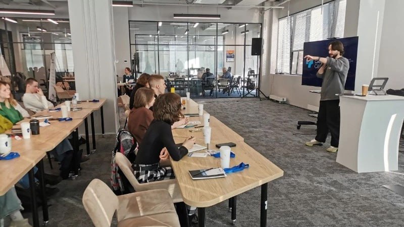 Южно Сахалинск стал площадкой проведения Всероссийской зимней научной школы Плавучего университета По завершении обучения преподаватели определят тех кто отправится в летнюю экспедицию Ежегодно участники Плавучего университета выходят в море на судах Академии наук где вместе с квалифицированными учеными исследуют малоизученные уголки океана занимаясь изучением его климата биологии и геологии Одним из партнеров зимней школы Плавучего университета является СахГУ И о ректора Алексей Огнев сообщил что в строящемся СахалинТехе будут открыты современные лаборатории в том числе в областях аквакультуры и водородной энергетики которые позволят углубленно изучать морскую культуру сахалинского шельфа   Подписаться на нас Telegram I MAX Прислать нам новость Sakhonlinebot