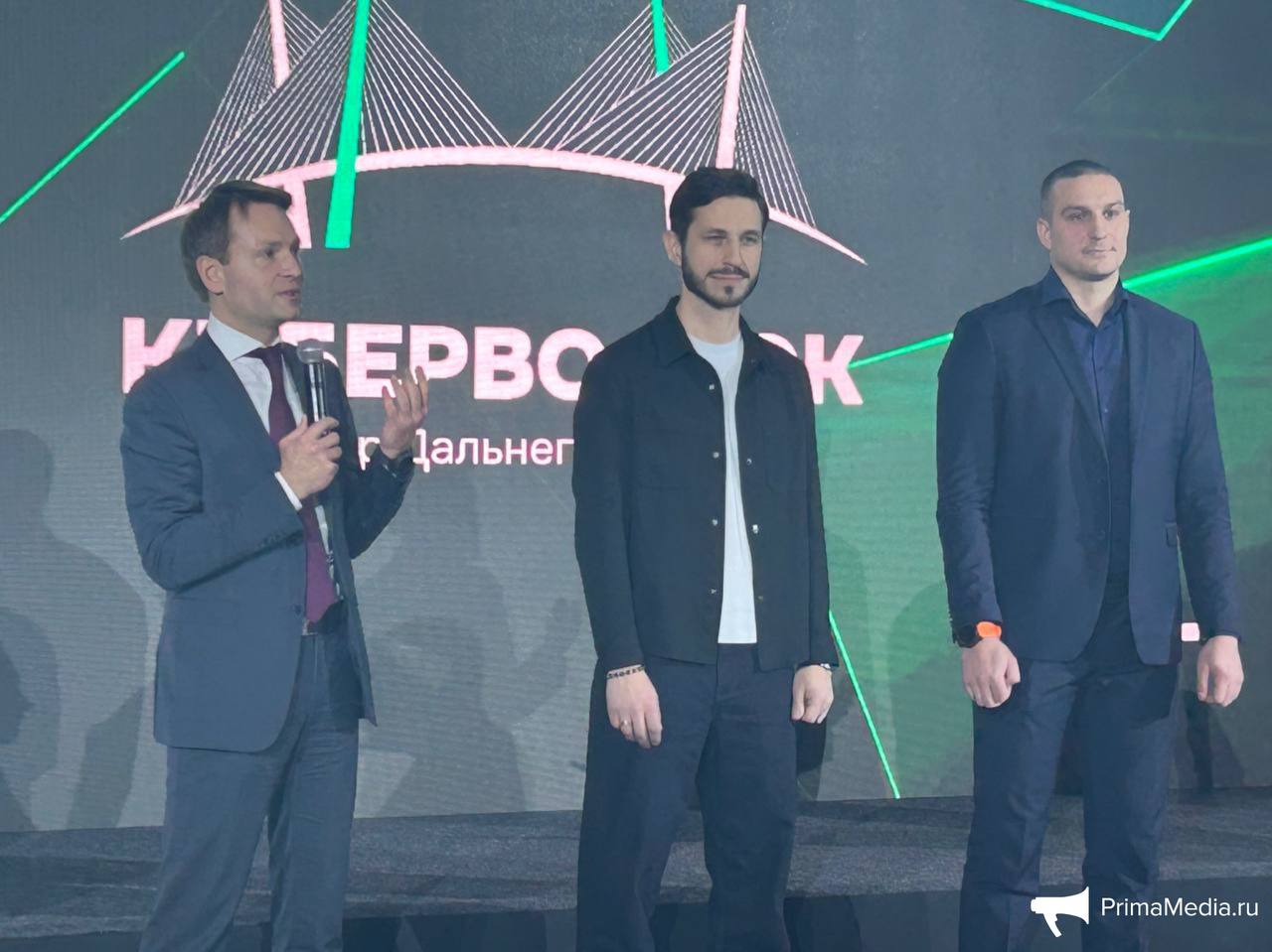 Крутая история и настоящий кайф ректор ДВФУ открыл киберспортивный фестиваль во Владивостоке Сегодня на площадке ДВФУ во Владивостоке стартовал международный турнир по дисциплине Tekken 8 16 Лучшие киберспортсмены из восьми стран мира собрались на Дальнем Востоке чтобы побороться за звание чемпиона и призовой фонд 1 000 000 рублей Сегодня киберспорт это действительно крутая история Он учит работать в команде быстро принимать решения и так же быстро их менять потому что этого требует ситуация Это именно те качества которые сегодня важно максимально прокачивать в жизни И вы развиваете их не просто эффективно а ещё и с удовольствием В этом и есть настоящий кайф когда удаётся совмещать полезное и приятное Я ребята очень рад что уже во второй раз принимаю это международное соревнование выступил с приветственным словом ректор ДВФУ Борис Коробец  Турнир КиберВосток 12 проходит по поручение президента РФ уже второй год подряд   PrimaMedia в       подпишись 18