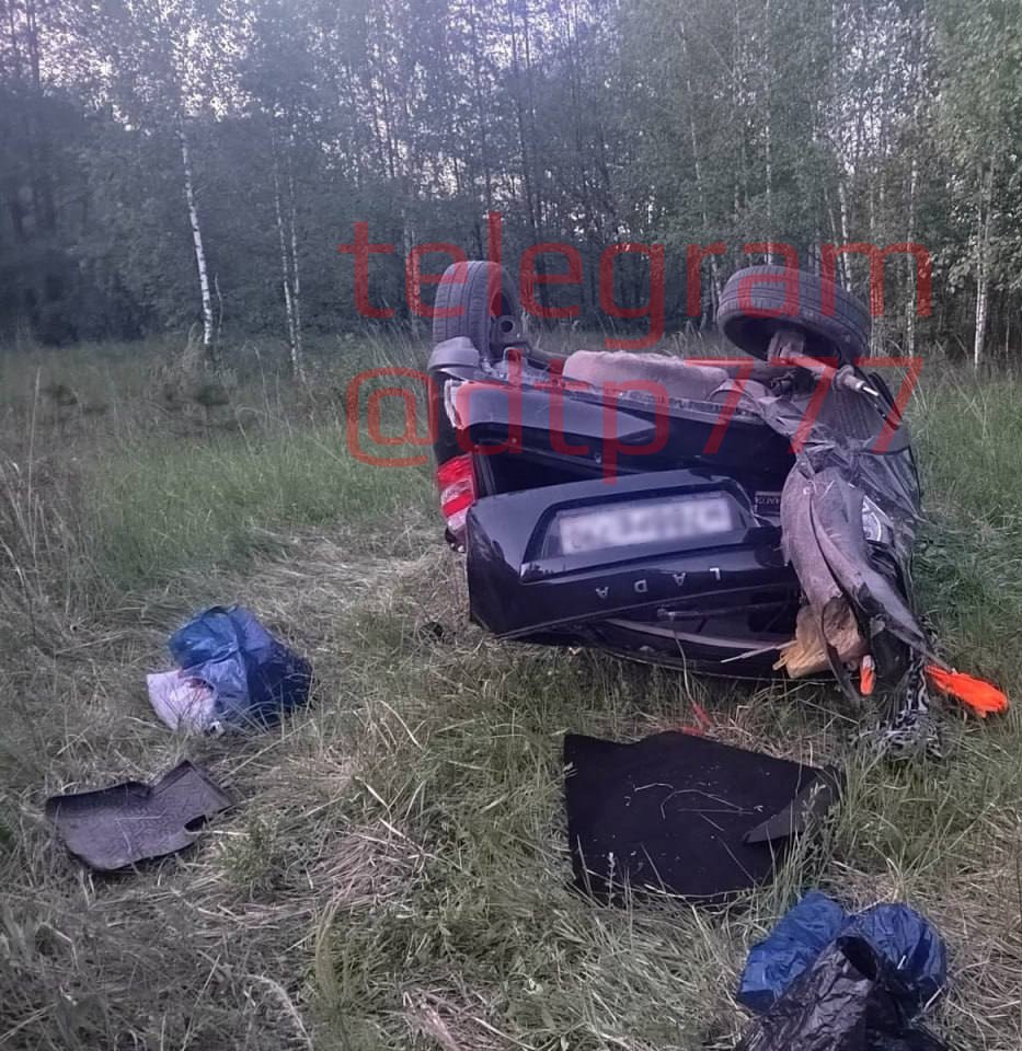 Подмосковье, г.о.Воскресенск Деревня Потаповское «Лада Гранта» съехала в кювет и опрокинулась, водитель был в алкогольном опьянении. Ещё в салоне были две 13-летние сестры и их 12-летняя подруга. Водитель и пассажирки от удара вылетели из салона, две девочки скончались на месте, ещё одна пострадавшая и водитель госпитализированы в тяжёлом состоянии. Подписаться Прислать новость