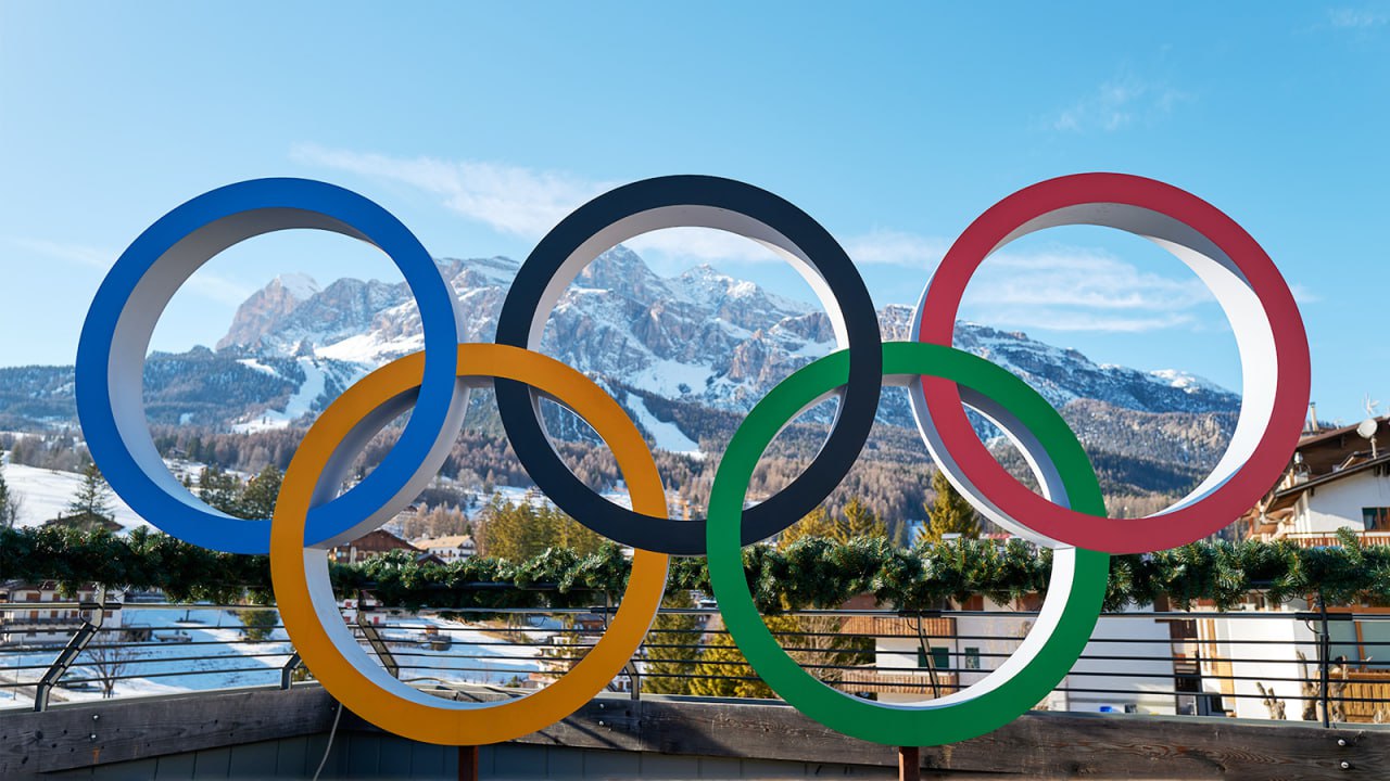 Министр спорта России и глава ОКР Михаил Дегтярев официально подтвердил что зимнюю Олимпиаду 2026 в России будет транслировать онлайн кинотеатр Okko В России покажут зимние Олимпийские игры 2026 года в Италии их можно будет посмотреть в Okko одном из крупнейших стриминговых сервисов страны На российском национальном рынке стриминговый сервис становится эксклюзивным вещателем Олимпийских игр впервые На одной платформе можно будет посмотреть все церемонию открытия все спортивные соревнования включая финальные этапы и торжественное закрытие Смотреть трансляции можно будет как в прямом эфире так и в записи на любом устройстве Для российских зрителей это означает простой доступ к главному спортивному событию года и связь с международным спортом частью которого была и остается наша страна Будем вместе болеть за наших ТАСС