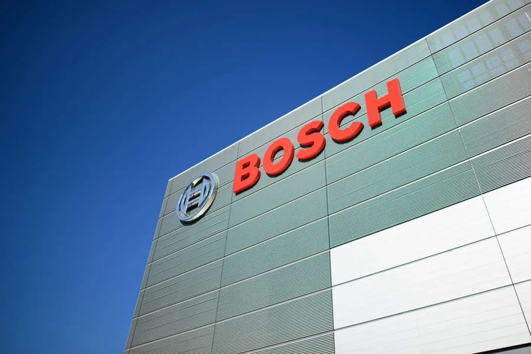 Bosch не смогла продать заводы в России Немецкая компания Bosch не смогла продать заводы в России из-за передачи их во временное управление «Газпрому». Об этом пишет ТАСС со ссылкой на годовой отчет компании. «Сделка по продаже акций российского дочернего предприятия ООО «БСХ бытовые приборы» в Санкт-Петербурге, которая была запланирована в предыдущем году, оказалась невозможной», — говорится в сообщении компании. ООО «БСХ бытовые приборы» в Санкт-Петербурге перешло под управление «Газпром бытовые системы» по указу президента РФ Владимира Путина в апреле 2024 года.