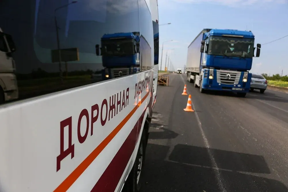 С 15 мая на улице Мира в центре Волгограда ограничено движение транспорта В Центральном районе Волгограда стартовала подготовка к масштабному благоустройству площади Павших борцов Уже с 15 мая закрыт участок улицы Мира между улицами Володарского и Гоголя Первым делом строители займутся заменой инженерных коммуникаций под землей Это основа всего проекта пока трубы не обновят наземные работы не начнутся По проекту здесь полностью реконструируют пешеходное пространство подпорные стены и лестничные марши ведущие к собору Александра Невского Территорию также озеленят