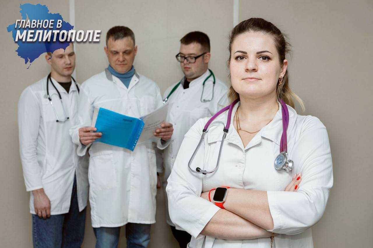 За три года в Запорожскую область по программе Земский доктор приехали 80 медиков В регионе успешно реализуется федеральная программа Земский доктор Земский фельдшер направленная на привлечение медицинских кадров в сельскую местность За три года в 15 медицинских учреждениях Запорожской области начали работать 80 специалистов включая 49 врачей и 31 работника среднего звена Врачи переехавшие в села и малые города получают единовременную выплату в два млн рублей а фельдшеры акушерки и медсестры один млн рублей