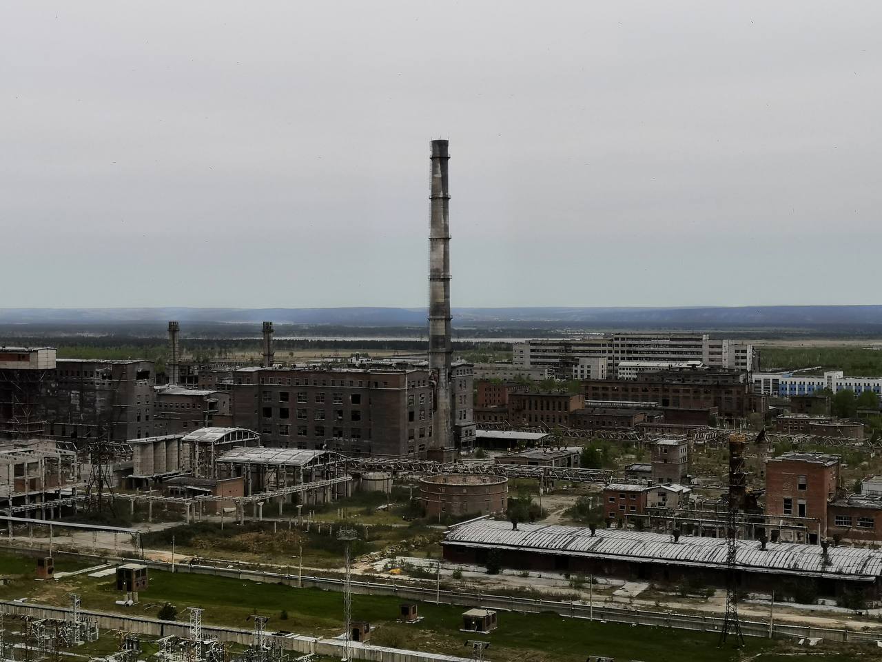 Бывшего директора «Кластера Химпром Усолье» обвиняют в махинациях на 80 млн.  Следствие считает, что с 2016 по 2018 годы он продавал активы «Усольехимпрома» по заниженной цене — оборудование, здания и ЛЭП уходили к его знакомым. Всё это, как предполагается, делалось, чтобы обойти конкурсную массу и сохранить контроль над имуществом. Позже, с 2021 по 2022 годы, обвиняемый оформил фиктивный договор купли-продажи, чтобы легализовать то, что уже оказалось в нужных руках.  Ущерб — 80 млн рублей. Дело направлено в суд.    Подписаться   Прислать новость