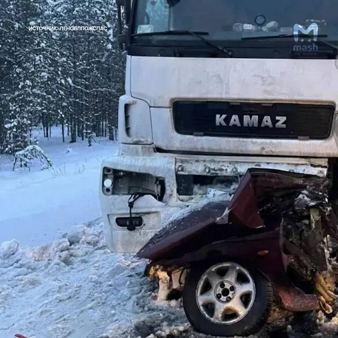 Два человека погибли после лобового ДТП на трассе Кола на 130 м километре дороги в Волховском районе ЛО Kia Spectra столкнулся с КамАЗ Водитель и пассажир легковушки погибли на месте водитель грузовика получил травмы медицинскую помощь ему оказали на месте Авария частично парализовала движение перекрыта одна полоса На месте работают подразделения Леноблпожспаса Mash на Мойке в MAX