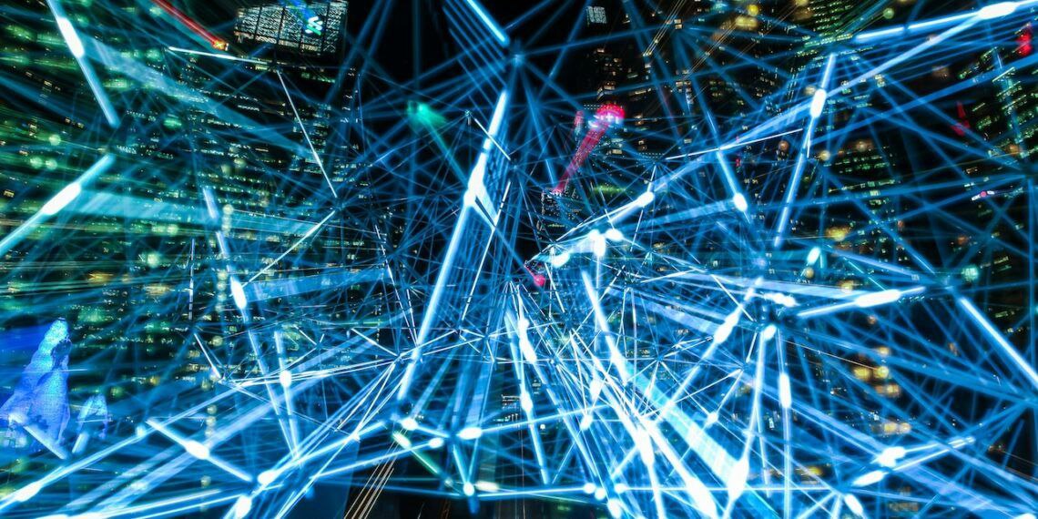 Глава OpenAI настоящий сверхразум появится через два года Глава компании OpenAI Сэм Альтман сделал ряд громких заявлений о сроках появления искусственного интеллекта нового уровня и необходимости глобального контроля за этой сферой Своё видение будущего он представил в докладе на India AI Impact Summit 2026 который цитирует авторитетное издание Business Today По словам Альтмана ранние версии настоящего суперинтеллекта могут стать реальностью в ближайшие два года Он обозначил конкретный временной рубеж к концу 2028 года львиная часть мирового интеллектуального потенциала будет сосредоточена в дата центрах Глава OpenAI подчеркнул стремительность прогресса за последний год ИИ системы совершили качественный скачок от решения задач уровня школьной математики до проведения исследований и получения новых результатов в теоретической физике Суперинтеллект по его оценке сможет управлять крупными компаниями эффективнее любого топ менеджера и превзойти ведущих учёных в некоторых научных областях Конечно мы можем ошибаться но я думаю это заслуживает серьезного внимания уточнил он oboz info glava openai nastoyashhij sverhrazum poyavitsya cherez dva goda