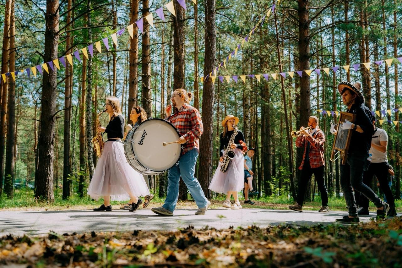 В парке Маяковского 1 июня пройдут сразу два фестиваля: «ART-ПИКНИК» и «Читай, Екатеринбург!». Гостей ждет насыщенная программа. В этот день парк наполнится творчеством, музыкой и литературой. Можно будет поучаствовать в мастер-классах, попробовать силы в художественном марафоне, собрать гигантскую «Дженгу» или пройти квест по книжным полкам. Также на фестивале пройдут лекции, мини-спектакли и встречи с писателями. Не обойдется без книжной ярмарки и уютных уголков для чтения на свежем воздухе. На главной сцене выступят лучшие коллективы города, а вечером прозвучит концерт Kickin Jass Orchestra — если вы не слышали этих ребят, очень рекомендуем исправить!