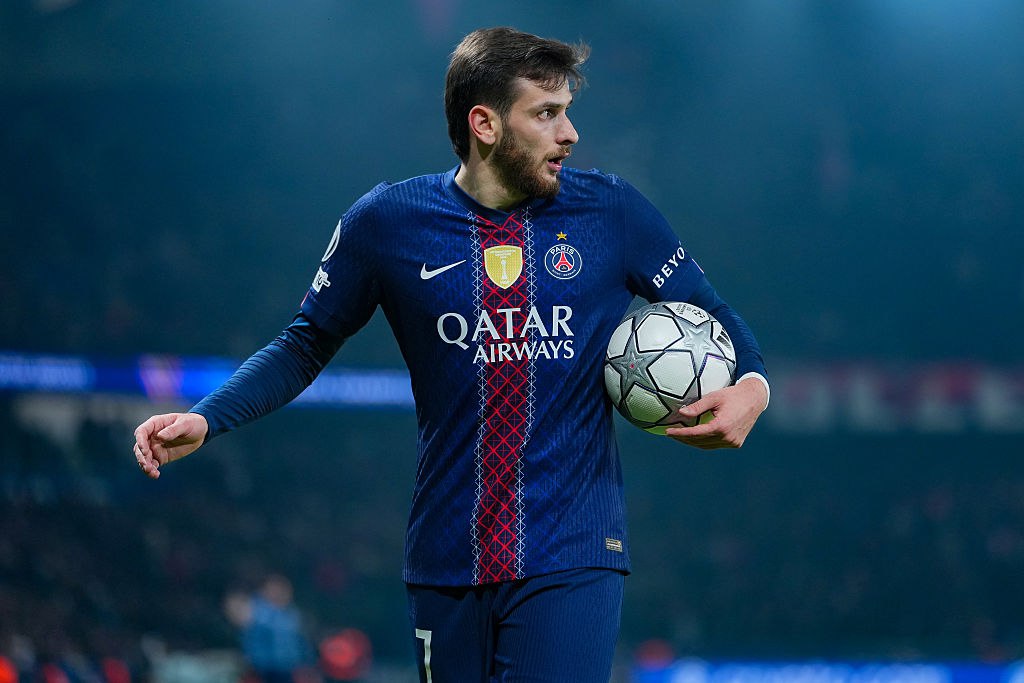 RMC Sport Кварацхелия пропустит 8 10 дней из за травмы в матче с Ньюкаслом Грузинский нападающий Пари Сен Жермен ПСЖ Хвича Кварацхелия пропустит восемь десять дней из за травмы лодыжки которую он получил накануне в матче Лиги чемпионов с Ньюкаслом сообщает RMC Sport Кварацхелию заменили на 22 й минуте на Дезире Дуэ Грузинский футболист пострадал в столкновении с нападающим Ньюкасла Энтони Элангой Травма Кварацхелии оказалась менее серьезной чем изначально предполагали отмечает издание Матч завершился со счетом 1 1 обе команды не попали в топ 8 турнирной таблицы заняв 11 е и 12 е места и сыграют в 1 16 финала Getty Images Подписаться на РБК Спорт