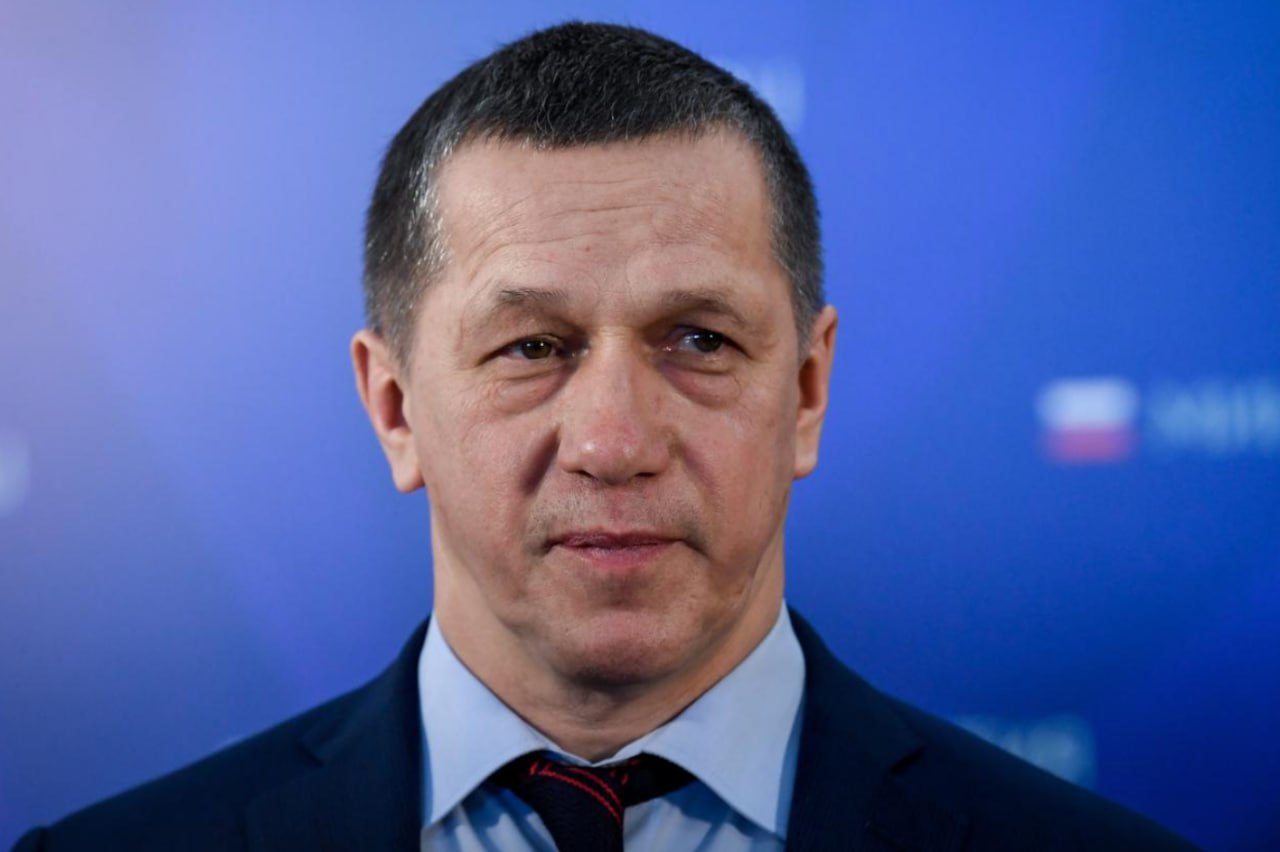 Компания Русгидро не будет выплачивать дивиденды акционерам по итогам 2025 года средства будут направлены на модернизацию энергомощностей Дальнего Востока сообщил вице премьер полпред президента РФ в ДФО Юрий Трутнев Мы видим целый ряд проектов в которых некоторые технологические улучшения могут позволить сэкономить много денег Такая задача тоже стоит Для этого мы планируем использовать средства полученные от дивидендов Русгидро которые в этом году принято решение не выплачивать сказал он