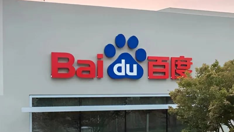 Китайская компания Baidu объявила о планах открыть исходный код своей генеративной ИИ-модели Ernie, начиная с понедельника. Это решение может стать значительным событием, сопоставимым с появлением DeepSeek, и потенциально изменить конкурентную обстановку на мировом рынке ИИ.  Ранее Baidu активно выступала против открытых решений, однако успех открытых моделей, таких как DeepSeek, показал их высокую конкурентоспособность. Главный аналитик Omdia отметил, что открытие Ernie повысит стандарты в индустрии и создаст давление на закрытые системы, такие как ChatGPT и Anthropic, требуя от них оправдания высоких цен.  Специалисты предостерегают, что открытые модели сталкиваются с проблемами удобства использования и безопасности данных. Кроме того, глава OpenAI Сам Альтман также анонсировал планы по выпуску открытой модели этим летом.  Источник изображения: baidu.com  Для дополнительной информации можно ознакомиться с материалом CNBC.