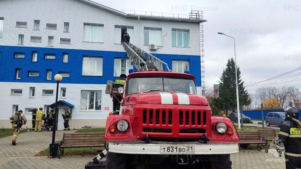 В Канашском транспортно-энергетическом техникуме прошли учения подразделений МЧС России  Спасатели ликвидировали условный пожар, вспыхнувший на третьем этаже учебного корпуса, сообщает МЧС Чувашии.   Огнеборцы эвакуировали из здания трех студентов. Одного из них спустили с высоты на землю при помощи пожарной автолестницы. ХЫПАР   ПРЕДЛОЖИТЬ НОВОСТЬ