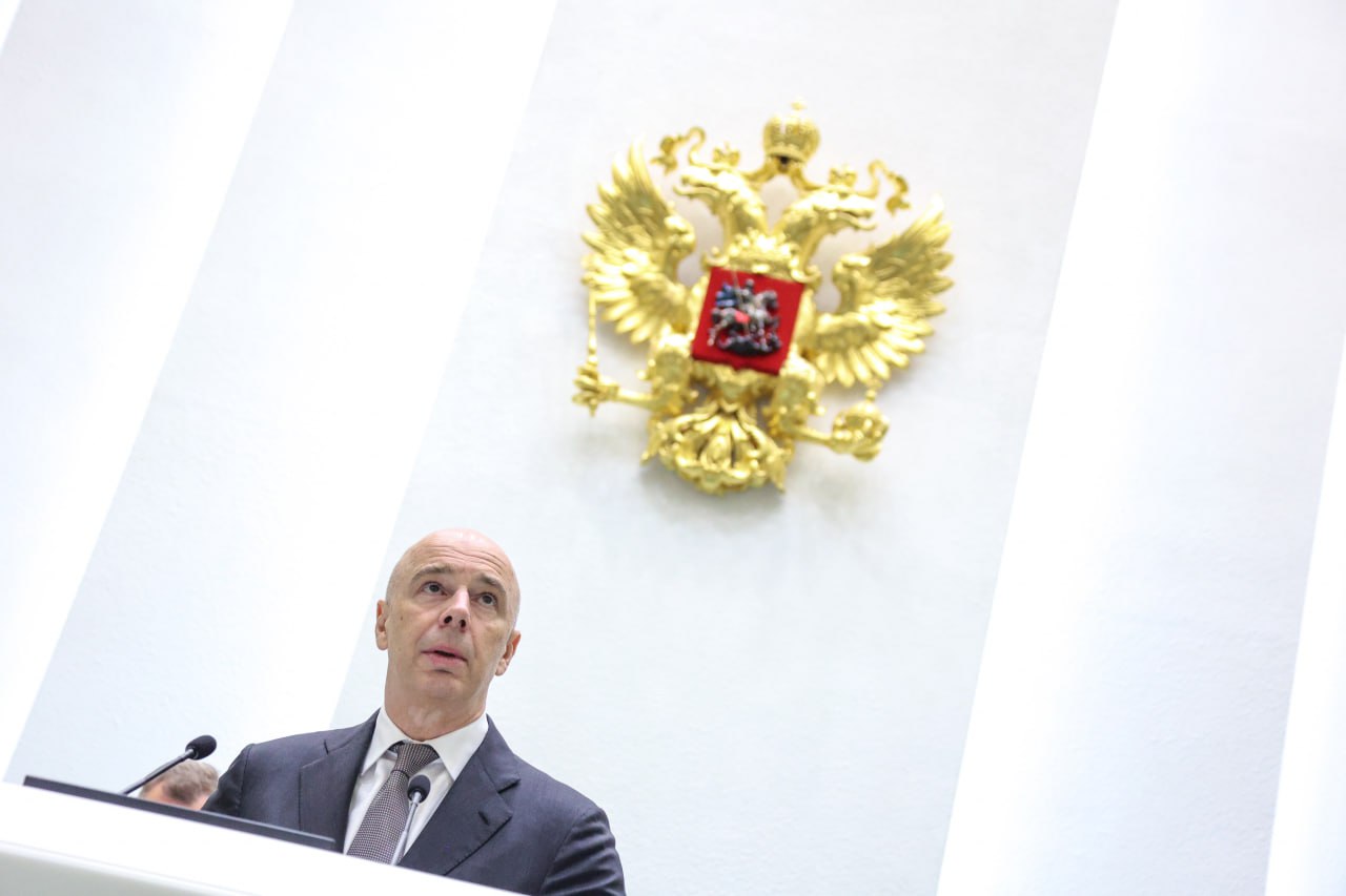 Жесточайшая экономия и эффективность расходования каждого рубля, особое внимание к поддержке региональных бюджетов. Одобрили закон об исполнении бюджета за 2024 год. В этом году он исполнен на 99%. удалось исполнить все социальные обязательства: в частности, проиндексировать социальные выплаты и пособия и выплатить материнский капитал 15 миллионам семей; баланс между необходимыми расходами федерального бюджета и долговой нагрузкой в России сохраняется на абсолютно безопасном уровне, которого нет ни у кого в мире; на 1,7 миллиона человек сократилось количество бедных в России в 2024 году. В прошлом году этот показатель составлял 8,3%, в абсолютных числах количество бедных граждан уменьшилось на 1,7 миллиона человек; разрыв между богатейшими и беднейшими регионами РФ сократился до 2,4 раза. Субъектам оказывалась адресная помощь: в частности, 108 миллиардов пошли на повышение оплаты труда бюджетников, 175 миллиардов — на новые кредиты, еще 30 — на списание прежних задолженностей; необходимо активизировать борьбу с теневой занятостью и серыми зарплатами, провести оценку эффективности выделения субсидий разным отраслям экономики и промышленности, а также сдвинуть на несколько лет исполнение средств, зарезервированных в национальных проектах, которые сейчас не расходуются по тем или иным причинам.