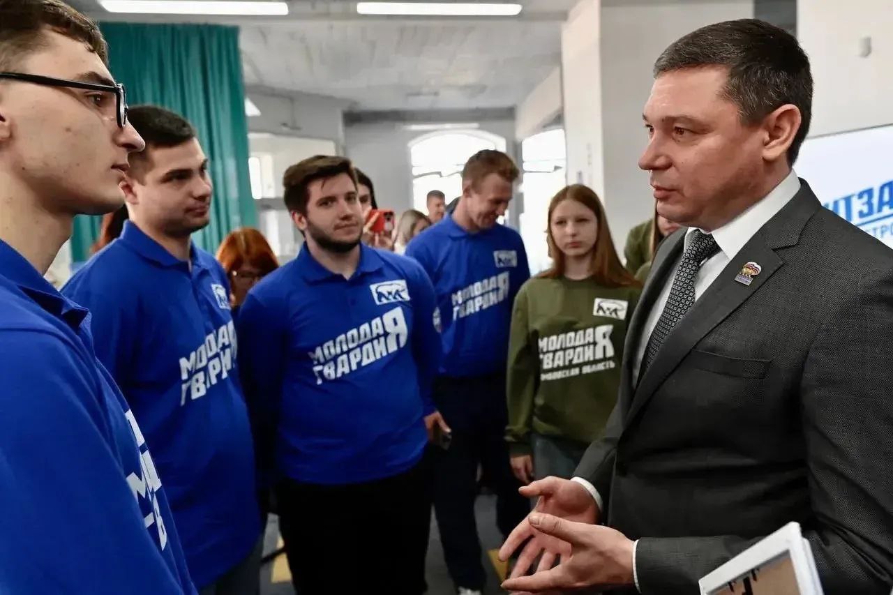 Евгений Первышов поздравил Молодую Гвардию Единой России с 20 летием со дня образования 16 ноября Молодая Гвардия Единой России отмечает 20 летие со дня образования Глава Тамбовской области Евгений Первышов поздравил МГЕР с этой датой Поздравляю с юбилеем Молодую Гвардию Единой России За 20 лет организация прошла большой путь и сегодня по праву считается одним из самых сильных молодёжных движений в нашей стране Благодаря МГЕР реализованы тысячи важных проектов На новый уровень вышла волонтёрская работа Сегодня когда идёт специальная военная операция молодогвардейцы тоже находятся на передовой Желаю вам благополучия энергии и успешной работы на благо России написал Евгений Первышов в своём официальном аккаунте в мессенджере MAX Фото Павел Васильев