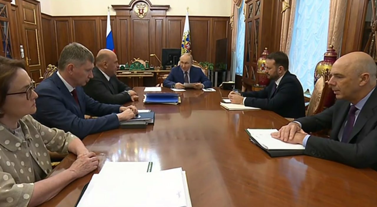 Владимир Путин проводит в Кремле совещание по экономическим вопросам. Правительство приступило к подготовке бюджета на 2026-2028 годы, сообщил он. По его словам, необходимо учитывать обстановку на глобальных рынках при подготовке нового бюджета. Подписывайтесь на «Ъ» Оставляйте «бусты»