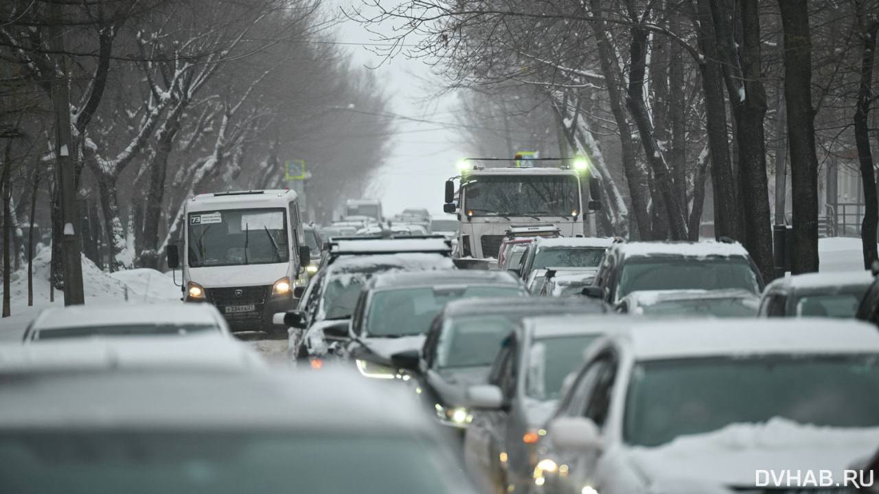 Ремонт трамвайных путей парализовал центр Хабаровска В центре Хабаровска образовались заторы из за дневного продолжения ремонта трамвайных путей и автомобильного переезда на перекрёстке Муравьёва Амурского и Шеронова несмотря на то что основные работы ведутся ночью Администрация города пояснила что продление в дневное время было вызвано необходимостью завершить большой объём работ Прочитать статью полностью Подписаться на DVHAB   Написать в DVHAB