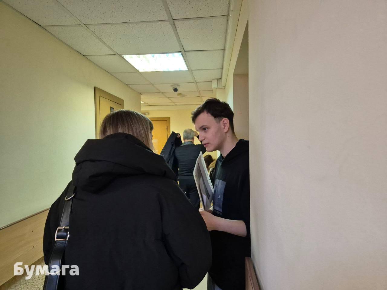 СПбГУ отчислил «студента-троцкиста» Артёма Пронько за «нарушение устава» Артёма Пронько отчислили с политологии СПбГУ якобы за нарушение устава, обязывающего студентов соблюдать законодательство РФ, сообщает «Бумага» . Приказ подписан несмотря на то, что решение суда по его делу ещё не вступило в силу, о чём ВУЗ был уведомлён. Пронько ранее оштрафовали на 20 тысяч рублей по административной статье об организации митинга. Ему приписывают акцию «Наука мертва», в ходе которой фигуру богини Минервы повесили на памятник Сергею Уварову у главного здания университета. Сам студент отрицает участие в акции. Это же утверждают и активисты, взявшие на себя ответственность за перформанс. — Признана властями РФ иноагентом. Подписаться Помочь RusNews