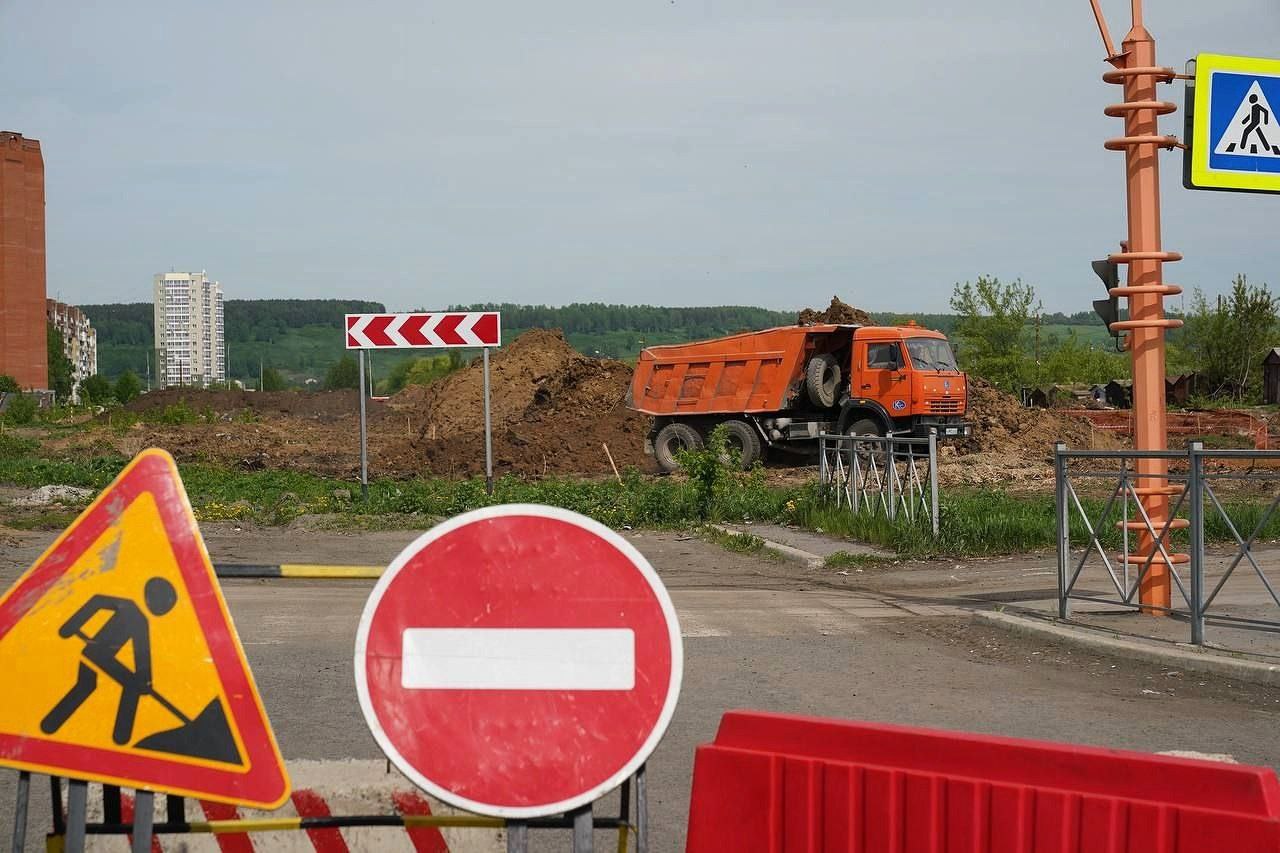 Во время объезда проверили ход работ на важном объекте – это строительство нового участка Комсомольского проспекта от Ленина до Октябрьского протяженностью 462,5 м. Здесь появится четырехполосная асфальтобетонная дорога с пешеходным и велосипедным тротуарами. Так как по новому отрезку Комсомольского будет курсировать общественный транспорт, предполагается установить два современных остановочных павильона. Специалисты уже завершили расчистку трассы будущей дороги. Сейчас на объекте ведутся земляные работы – подрядчик приступает к раскопкам для строительства системы ливневой канализации. В первую очередь, будут обустроены канализационные камеры, затем начнется укладка трубопровода. Уже следующим этапом станет строительство самой дороги – устройство основания, дорожного полотна. Эту дорогу ждали очень многие кемеровчане. Ленинский район получит полноценный объезд, по которому можно будет с комфортом доехать от новых микрорайонов в восточной части города до мемориала Воину-Освободителю и других объектов вдоль Притомского. Строительство этого дорожного объекта и ряда других ведём при поддержке регионального правительства. О ходе работ регулярно докладываю губернатору Кузбасса Илье Владимировичу Середюку. #дорогистолицыКуZбасса