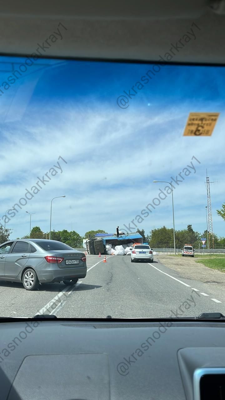 В Кореновске произошла авария с грузовиком КАМАЗ на автодороге М4 «ДОН». Водитель, не выбрав безопасную скорость, не справился с управлением при повороте, наехал на дорожный камень и опрокинулся. Предварительно пострадавших нет. Ваши видео высылайте нам в бот Подпишись поделись Прислать видео новость