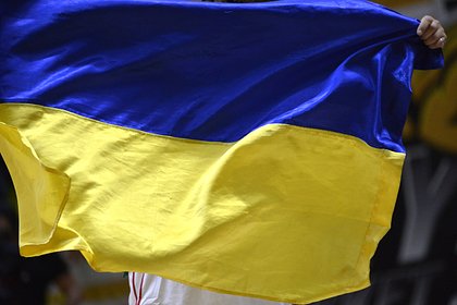 Американский экономист рассказал о возможном политическом выборе Украины Украине в итоге придется сделать выбор между урегулированием конфликта на условиях, которые не устраивают Киев, и дальнейшими военными потерями в случае отказа от него. С таким мнением выступил американский экономист Джеффри Сакс в эфире YouTube-канала Judging Freedom. Так, эксперт обратил внимание на два момента, которые касаются текущей ситуации на Украине. Во-первых, Вооруженные силы Украины терпят поражение на поле боя, и этого не удастся изменить в ближайшее время. Помимо этого, Штаты при президенте Дональде Трампе вряд ли продолжат активно помогать Киеву. «У Украины есть реальный выбор, и этот выбор заключается в том, чтобы принять мирное соглашение, которое не соответствует ее списку желаний, но отражает реалии, с которыми сталкивается Украина, или продолжить нести потери на поле боя», — резюмировал Сакс.