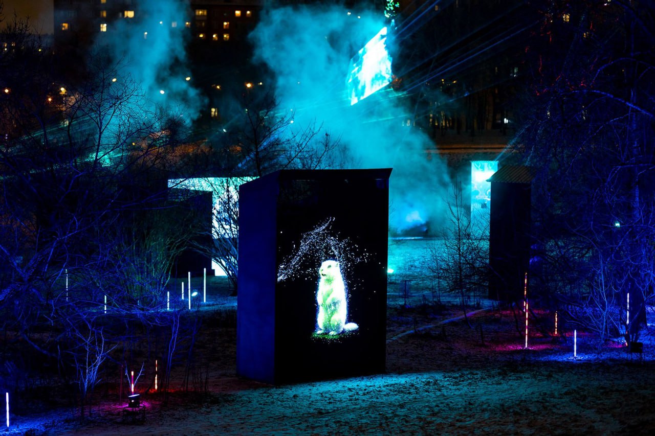 В парковой зоне фестиваля Зима в Москве на Воробьевых горах можно увидеть световые проекции уникальных животных со всей России в том числе краснокнижных Кроме того посетители могут отправиться в аудиовизуальное путешествие от субтропиков к самому краю планеты в величественную Арктику на масштабном экране с дополнительной трехмерной проекцией на деревья оживет ее пейзаж Адрес улица Косыгина дом 17 Подписаться Московская афиша