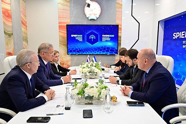 Росавиация: реконструкция аэродромной инфраструктуры аэропорта Уфы запланирована с 2028 года  На площадке ПМЭФ-2025 руководитель Росавиации Дмитрий Ядров и глава Башкортостана Радий Хабиров обсудили обновление аэропорта Уфы. Об этом сообщает AVIA.RU со ссылкой на данные Росавиации.  «Реконструкция аэродромной инфраструктуры запланирована с 2028 года. На эти цели выделяют федеральные средства. Уфа имеет хороший потенциал роста пассажиропотока. Этим летом я планирую посетить столицу Башкортостана. В рамках визита оценим состояние взлетно-посадочной полосы, других объектов, и примем окончательное решение по графику и объему работ», — сообщил Дмитрий Ядров.  aviaru.net/n284835