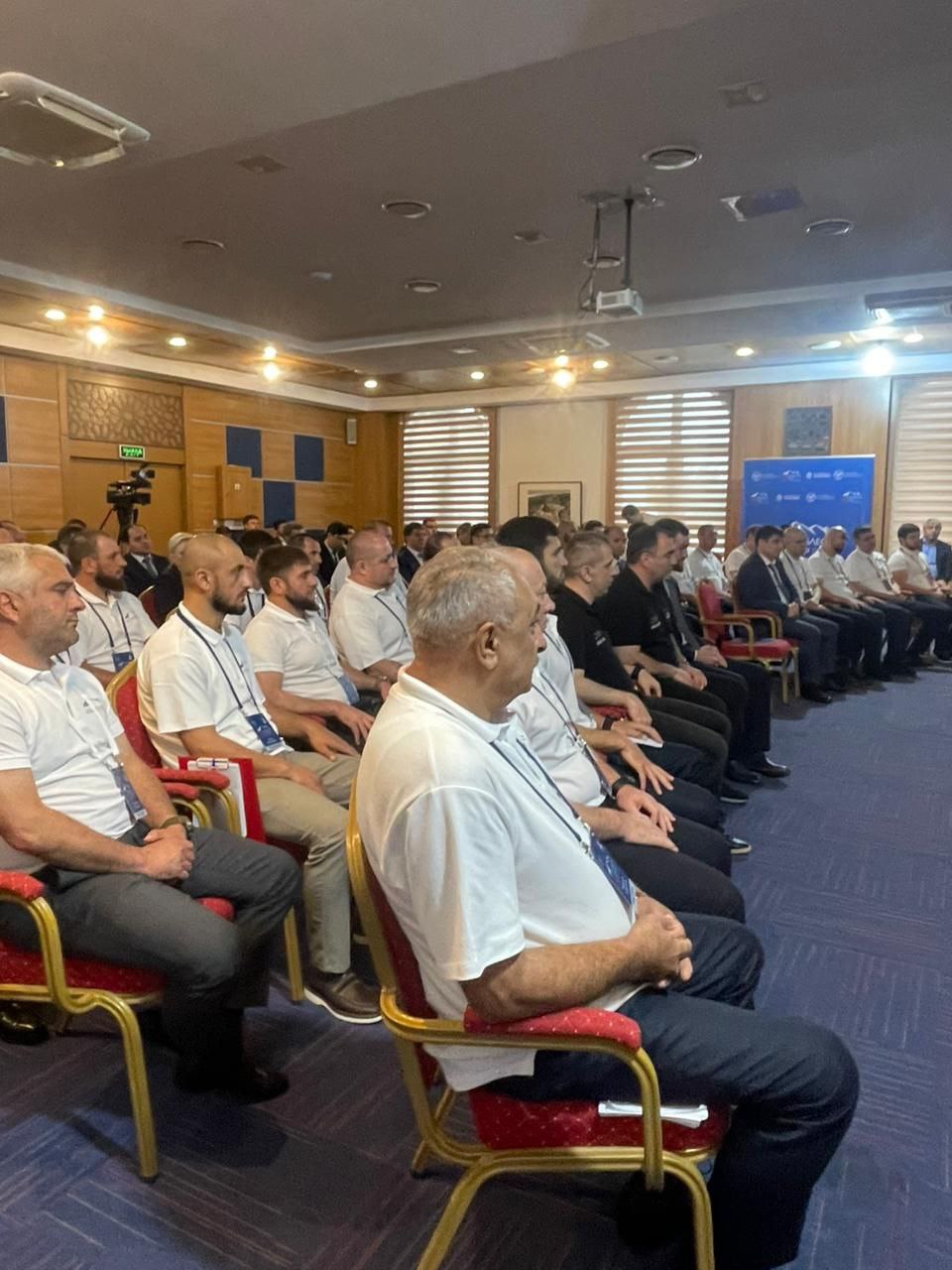 В конференц зале отеля Сарыкум прошло открытие республиканской программы развития для участников и ветеранов СВО Доблесть гор Глава РД Сергей Меликов обратился к участникам программы с наставлениями обозначил основные задачи и дал ценные советы В своих действиях я опираюсь на три правила целесообразность законность и здравый смысл сказал Глава Дагестана и предложил придерживаться их при принятии тех или иных решений Отметим что первый модуль участники уже завершили Это был переход ко второму модулю который начнется в октябре Сергей Меликов определил каждому участнику программы наставников которые будут на практике обучать навыкам деятельности Наставниками стали депутаты Народного собрания РД министры главы муниципальных образований и другие Около 30 участников перешли под наставничество Магомедрасул Омаров Доблесть гор наставничество