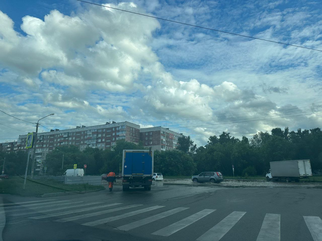 Ул. Шукшина - А. Петрова. Специалисты Росводоканал Барнаул устраняют повреждение водопровода диаметром 400 мм. На месте работает бригада аварийно-восстановительных работ. Идёт обследование сетей.