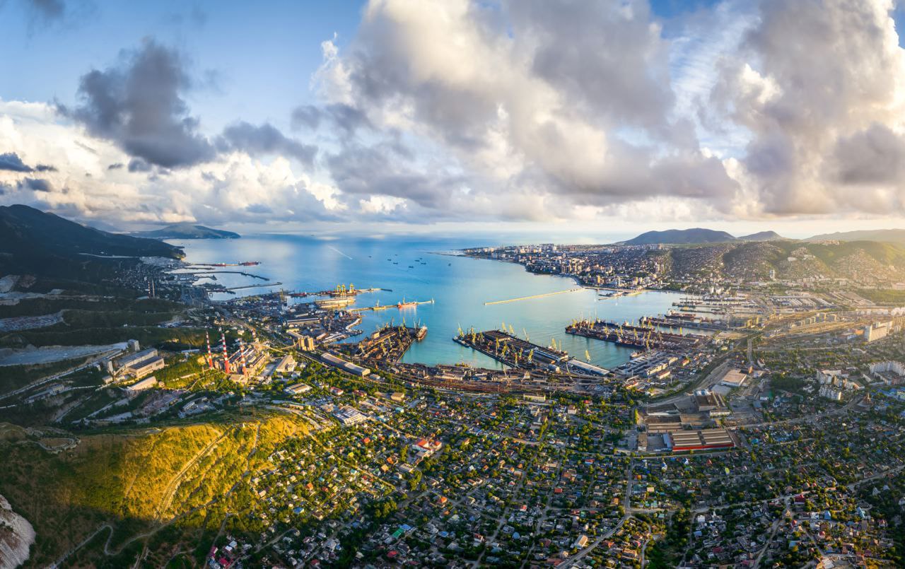 Важный железнодорожный объект Новороссийского транспортного узла введен в эксплуатацию Запущено движение по двум главным путям на участке Северо Кавказской железной дороги от блокпоста Кирилловский до парка Нижний Это часть крупного инфраструктурного проекта по развитию Новороссийского транспортного узла который модернизируют по нацпроекту Эффективная транспортная система Строители уложили шесть километров путей построили четыре путепровода и три моста Это позволит устранить узкие места на подходах к порту По итогам реализации всего проекта провозная способность Новороссийского транспортного узла увеличится до 43 миллионов тонн в год eyemaxi Радио 104FМ Новая Россия