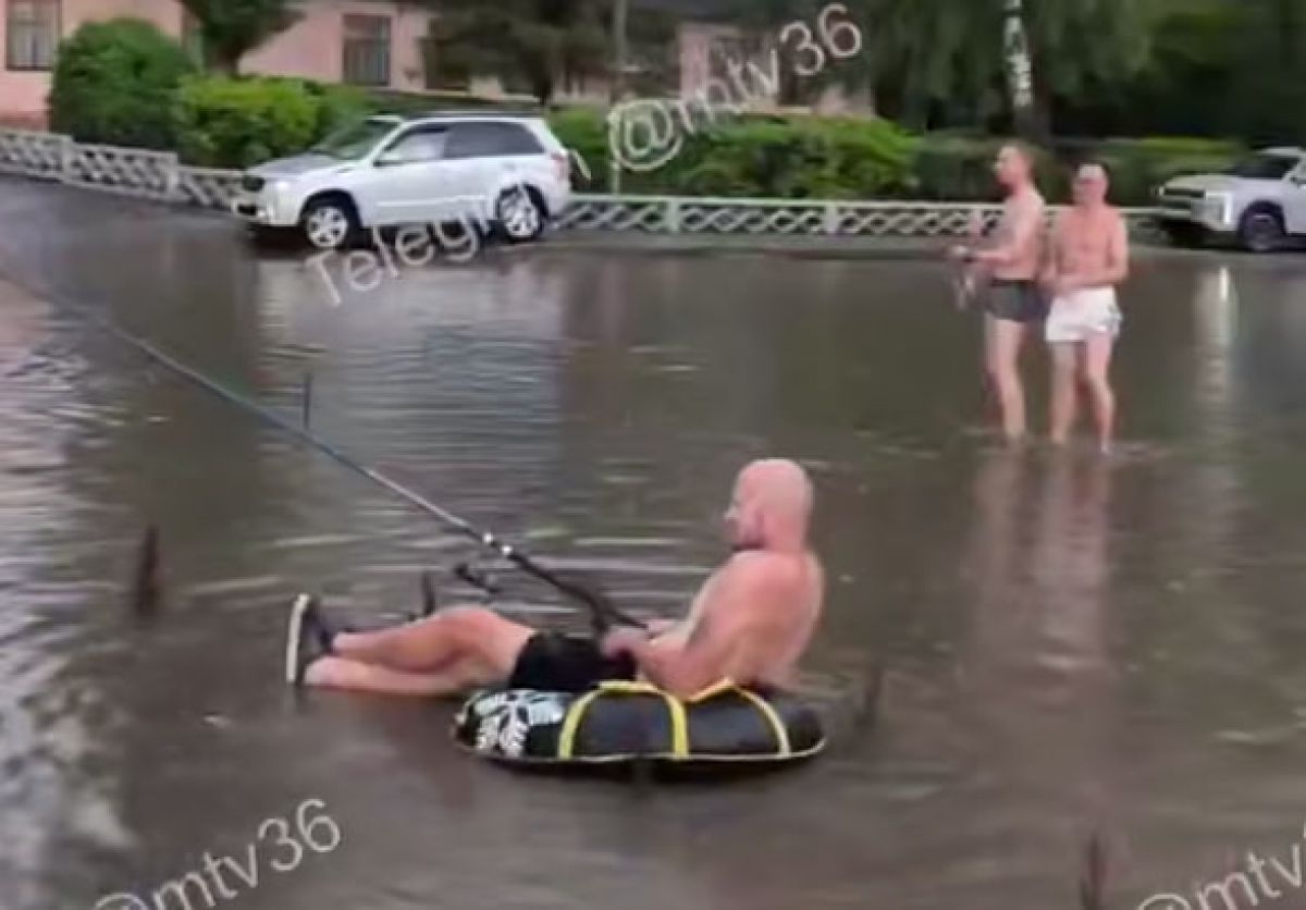 Воронежцы вышли на затопленные улицы города с удочками и кругами для плавания Так, практически целое озеро разлилось на улице Центральной. Там местные жители решили не упускать момент и вышли на улицу с удочками. Один из них и вовсе выплыл «порыбачить» на надувном круге. А единственное, чего ему не хватало для полной идиллии — пива и чипсов. ↗ Прислать новость Подписаться