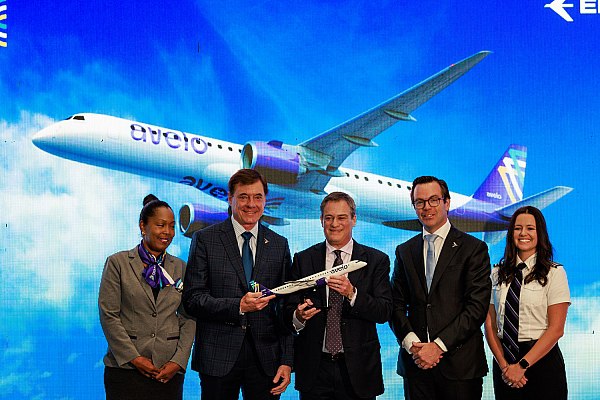 Авиакомпания Avelo заказала 50 самолётов Embraer E195 E2 Авиакомпания Avelo Airlines разместила твердый заказ на 50 самолетов Embraer E195 E2 с опционом на еще 50 самолетов что соответствует стратегии авиакомпании по обеспечению доступных и удобных путешествий по Соединенным Штатам Об этом AVIA RU сообщили в пресс службе Embraer Начало поставок самолетов ожидается в первой половине 2027 года Стоимость заказа по каталожной цене составляет 4 4 млрд долларов США без учета права выкупа Avelo станет первым американским авиаперевозчиком который будет эксплуатировать самый большой и современный коммерческий самолёт Embraer что станет важной вехой в реализации флагманской программы Embraer E2 Самолёты E195 E2 модернизируют флот Avelo дополняя его Boeing 737NG в обозримом будущем а также повысят экономическую эффективность и расширят зону покрытия сети aviaru net n287538
