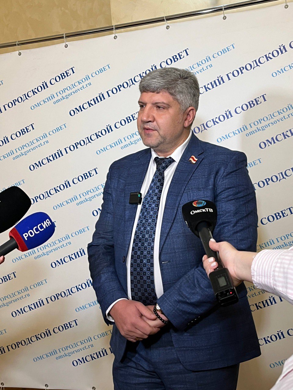 Горсовет принял решение о создании 2 х рабочих групп по работе общественного транспорта и организации платных парковок на муниципальной земле О том какие вопросы будут на них рассматриваться рассказал председатель комитета по вопросам транспортной инфраструктуры Юрий Арчибасов   Омск испытывает серьезные трудности с движением автотранспорта Одной из мер решения этой проблемы станут платные парковки Опыт других городов показывает эффективность подобного подхода Парковочные места начинают функционировать с утра и работают практически весь рабочий день освобождая улицы от загруженности автомобилями оставленными водителями на целый день Платные парковки будут действовать в будние дни в дневное время а в нерабочее время выходные и праздники стоянка останется бесплатной Такая практика широко распространена в соседних регионах Парламентарий добавил что для улучшения работы общественного транспорта рассматривается вариант приобретения большого числа автобусов повышенной вместимости гармошек которые смогут вмещать до 180 пассажиров одновременно Цель программы оптимизировать транспортные потоки в часы пик облегчив утреннюю и вечернюю доставку работников предприятий По мнению парламентария новая система позволит привлекать значительные финансовые средства в муниципальный бюджет Он привет пример города Перми где аналогичные меры вместе со штрафами приносят доход порядка 600 миллионов рублей в год