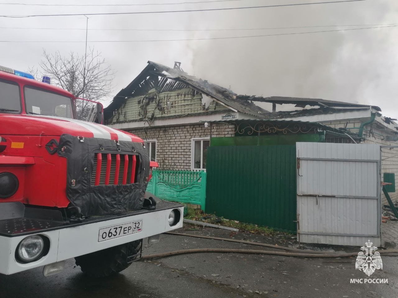 В Стародубе в на территории домовладения произошел пожар   Сегодня в г. Стародубе на ул. Совхозная произошел пожар в гараже и частном жилом доме. К тушению привлекались четыре пожарные автоцистерны. Пожар ликвидирован. Огнём уничтожены: кровля дома и гаража, вплотную пристроенного к дому, легковой автомобиль, находившийся в гараже. Пострадавших нет. Дознавателю МЧС России предстоит выяснить причину пожара.    Главное управление МЧС России по Брянской области напоминает:    следи за порядком в гараже;   гараж не место для хранения ненужных вещей;   прими меры для ограничения доступа к гаражу посторонних.   В случае пожара незамедлительно звоните по телефону «1  0  1  » или «1  1  2  ».  #Пожар #оперативная_информация #МЧСпоБрянскойОбласти    МЧС Брянской области в ТГ   ГУ МЧС России по Брянской области в ВК   МЧС Брянской области в ОК