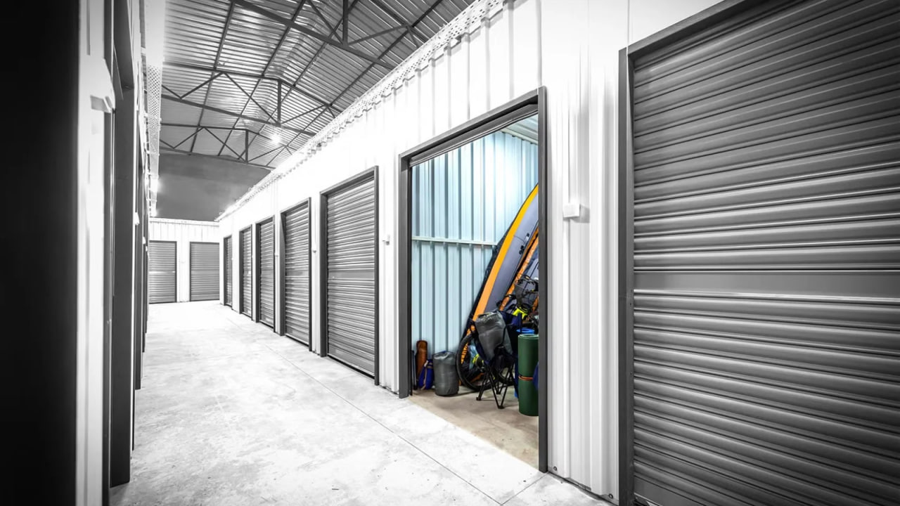 Сеть складов для индивидуального хранения Мегасклад привлекла более 200 млн рублей Раунд возглавила инвестиционная компания Rein Capital Она оценила Мегасклад в 500 млн рублей По итогам сделки компания получит 35 сервиса из капитала Мегасклада выйдут топ менеджеры доли двух основателей снизятся Инвестиции пойдут на масштабирование в регионах Мегасклад сдает в аренду помещения где можно на время оставить вещи разных размеров У компании около 50 точек в 14 городах в том числе в Москве Казани Мурманске 34 склада открыты по франшизе для партнеров запуск в среднем стоит от 2 млн рублей Максим Повтарев и Руслан Алексеев запустили Мегасклад в 2023 году До этого они вместе работали в IT компании НПФ Сант Подробности на сайте Forbes Фото Getty Images