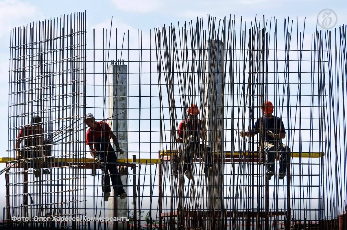 С 2027 года МВД и ряд профильных ведомств могут запустить в РФ эксперимент по целевому набору иностранных работников в 2026 году ведомства должны подготовить для него нормативные документы и инфраструктуру следует из проекта плана МВД по реализации Концепции государственной миграционной политики РФ на 2026 2030 годы Система оргнабора иностранной рабочей силы предполагает реестровую модель Иностранные работники после того как они пройдут на родине необходимую проверку будут приезжать к конкретным работодателям вместо того чтобы получать разрешительные документы и искать работу по приезде в РФ Концепция которую Правительство приняло в середине октября описывает основные цели и задачи РФ в сфере миграционной политики и в отличие от предшествующей версии документа делает акцент на естественном воспроизводстве населения страны в противовес миграционному приросту рассматривая последний исключительно как источник временной рабочей силы приезжающей строго по запросу работодателя Основанный на концепции проект в свою очередь описывает различные этапы подготовки к запуску эксперимента с целевым набором иностранных работников изначально его оператором должен был выступать Минтруд однако осенью текущего года в ходе подготовки концепции было принято решение закрепить эти полномочия за МВД АСИЗ ОТ ПБ