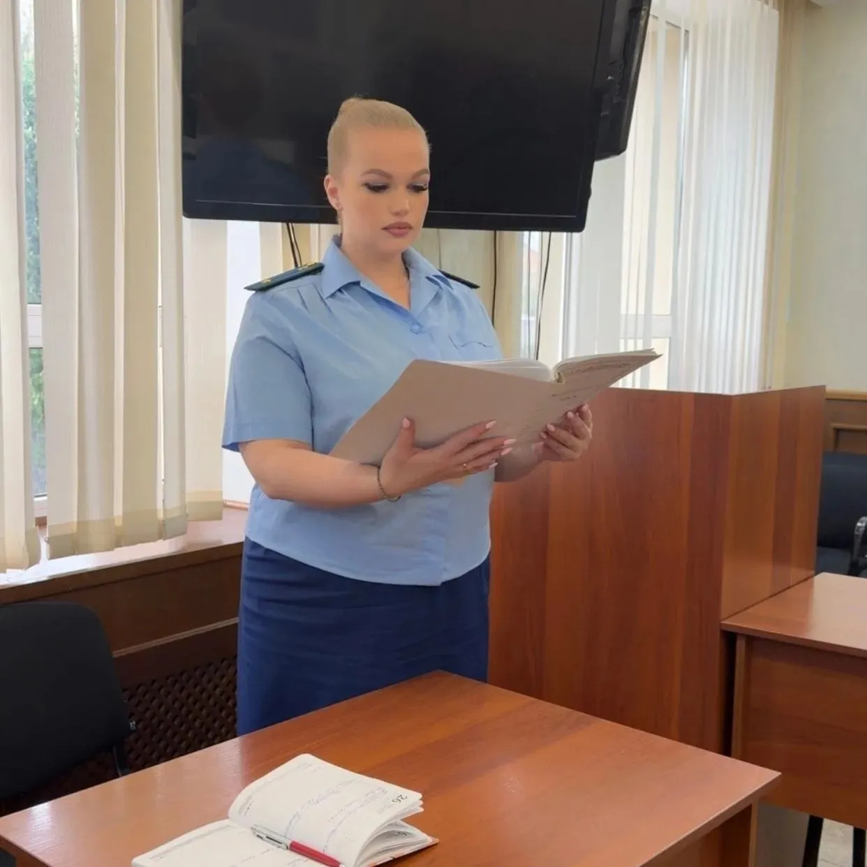 В Ставрополе осужден самокатчик Прокуратура Промышленного района города Ставрополя поддержала государственное обвинение по уголовному делу в отношении 17 летнего жителя Ставрополя Он признан виновным по ч 2 ст 268 УК РФ нарушение правил обеспечивающих безопасную работу транспорта повлекшее по неосторожности смерть человека В суде установлено что 25 июня 2025 года молодой человек передвигаясь на электросамокате по улице Ленина краевого центра проявил невнимательность к дорожной обстановке Двигаясь со скоростью свыше 20 км ч он отвлекся от управления транспортным средством и допустил наезд на 68 летнего пешехода От полученных телесных повреждений мужчина скончался в больнице С учетом позиции государственного обвинителя о виновности подсудимого Промышленный районный суд города Ставрополя осудил юношу Какое наказание назначено судом Вся информация в MAX Сайт MAX ТG ВК ОК Обратиться в прокуратуру