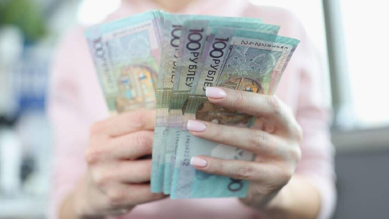 редняя зарплата в Беларуси за май 2025 года составила 2652,3 рубля Госстат опубликовал свежие данные: в мае 2025 года номинальная начисленная средняя зарплата по стране достигла Br2652,3. Где больше всего получают: Минск уверенно лидирует с показателем Br3504; Минская область — Br2726; Гомельская — Br2360,4; Гродненская — Br2356,3; Брестская — Br2311,7; Могилевская — Br2253,1; Витебская — Br2229,8. Самые высокие зарплаты по отраслям: Информация и связь — Br5711,6 Финансы и страхование — Br3894 Строительство — Br3268 Наука и техника — Br3180 Промышленность — Br2791,1 Транспорт и логистика — Br2575,3 #Разговоры_на_кухне