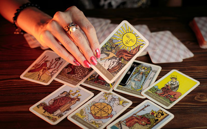 Крупнейшими онлайн тарологами России управляют новосибирские айтишники в том числе из Германии Крупнейшие онлайн сервисы консультаций тарологов парапсихологов и других людей оказались под контролем IT бизнесменов из Новосибирска Они могут управлять активами из Германии утверждают Известия изучившие данные сайтов эзотерики Astro7 Aura7 Ezoteo и Ezochat На этих порталах пользователь выбирает специалиста вносит деньги и общается в чате или по голосовой связи Обычно услуги оплачиваются поминутно а длительность не ограничена Средняя цена минуты 100 рублей Консультации ведут медсёстры охранники продавцы кладовщики и журналисты часть которых могут совмещать основную работу с эзотерикой пишет издание Порталами aura7 ru и astro7 com владеет московское ООО А Контент решения которое принадлежит Павлу Парфёнову У него новосибирский ИНН Фирма владеет товарными знаками Astro7 В соцсетях бизнесмен утверждает что до основания астрологического бизнеса работал в российском представительстве LG Товарный знак Эзотео принадлежит новосибирской компании ООО АИС Альбатрос информационные системы Фирмой по данным сервиса Контур Фокус владеет Дмитрий Константинов Сайтами Ezoteo в зоне ru и Astro7 в зоне su владеет ИП Разумова Анастасия Юрьевна у которой тоже новосибирский ИНН она связана с Кравцовым через новосибирское ООО СД Новые медиа у её ИП и этой фирмы одни и те же контактные данные Сервисом Ezochat com владеет всё тот же Дмитрий Кравцов У проектов Aura7 и Ezochat есть мобильные приложения права на которые принадлежат компании Iteora Media UG из немецкого Дюссельдорфа Эта фирма принадлежит ещё одному новосибирскому бизнесмену Станиславу Корельчуку выпускнику Новосибирского госуниверситета НГУ Корельчук был совладельцем Альбатрос информационные системы то есть формально разные участники рынка эзотерических онлайн консультаций связаны между собой Корельчеку также принадлежали несколько новосибирских фирм среди которых Доктор телефон Альбатрос Коммуникос и ООО Пэй Окей У белорусского МТБанка есть одноимённые карты а с некоторых пор в Британской Колумбии Канада зарегистрирована платёжная система PayOk фото unsplash com petr sidorov Подписаться Прислать новость Помочь бустами