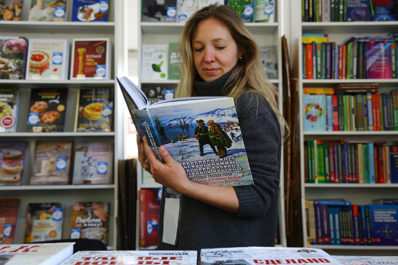 За год жители Пермского края прочитали более 25 тысяч книг Ко Всемирному дню книги МТС вместе с литературной платформой «Строки» изучили, что читают жители Пермского края. За год — с марта 2024-го по март 2025-го — пользователи открыли для себя более 25 тысяч книг. Лидерами по популярности стали Дарья Донцова и Татьяна Устинова. О том, какие жанры чаще всего выбирали пермяки, и сколько книг за год прочитал самый активный пермяк, читайте здесь.