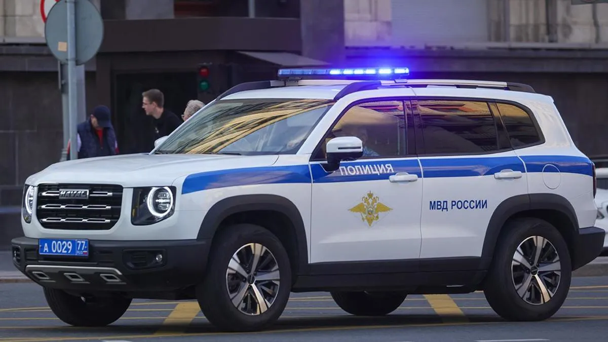 В России число преступлений мигрантов снизилось почти на 40 за три месяца Количество преступлений совершенных мигрантами за три месяца 2026 года сократилось на 38 9 в сравнении с показателем 2025 го Улучшение обстановки стало результатом работы МВД России по усилению контроля за миграционными потоками в том числе с помощью цифровизации сообщила официальный представитель МВД Ирина Волк К примеру в связи с отменой необходимости сбора бумажных уведомлений и запуском приложения Амина количество фактов подделки документов в столице уменьшилось на 66 4 в Подмосковье на 76 5 Фиксируется существенное снижение числа тяжких и особо тяжких преступлений По сравнению с прошлым годом данный показатель сократился на 44 2 Особенно заметно снижение количества наркопреступлений совершенных иностранными гражданами на 64 1 уточнила Волк Нам остается надеяться что этой статистикой не воспользуются в корыстных целях лоббисты импортозамещения русских и других коренных народов