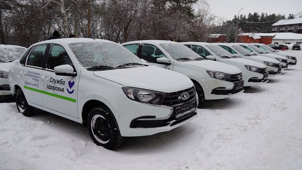 17 пострадавших на производстве свердловчан получили новые автомобили  Отделение Социального фонда России по Свердловской области вручило 17 автомобилей Lada Granta жителям региона, пострадавшим на производстве. Машины имеют ручное управление, 9 из них оборудованы механической коробкой передач, 8 — автоматической. Оснащение соответствует индивидуальным особенностям и физическим возможностям новых владельцев.   Специальные автомобили выдаются один раз в семь лет при наличии медицинских показаний и отсутствии противопоказаний к вождению, отраженных в программе реабилитации пострадавшего. По окончании этого срока автомобиль заменяется новым, а прежний также остается в распоряжении хозяина.  Фото: департамент информационной политики Свердловской области   «Уральский меридиан»